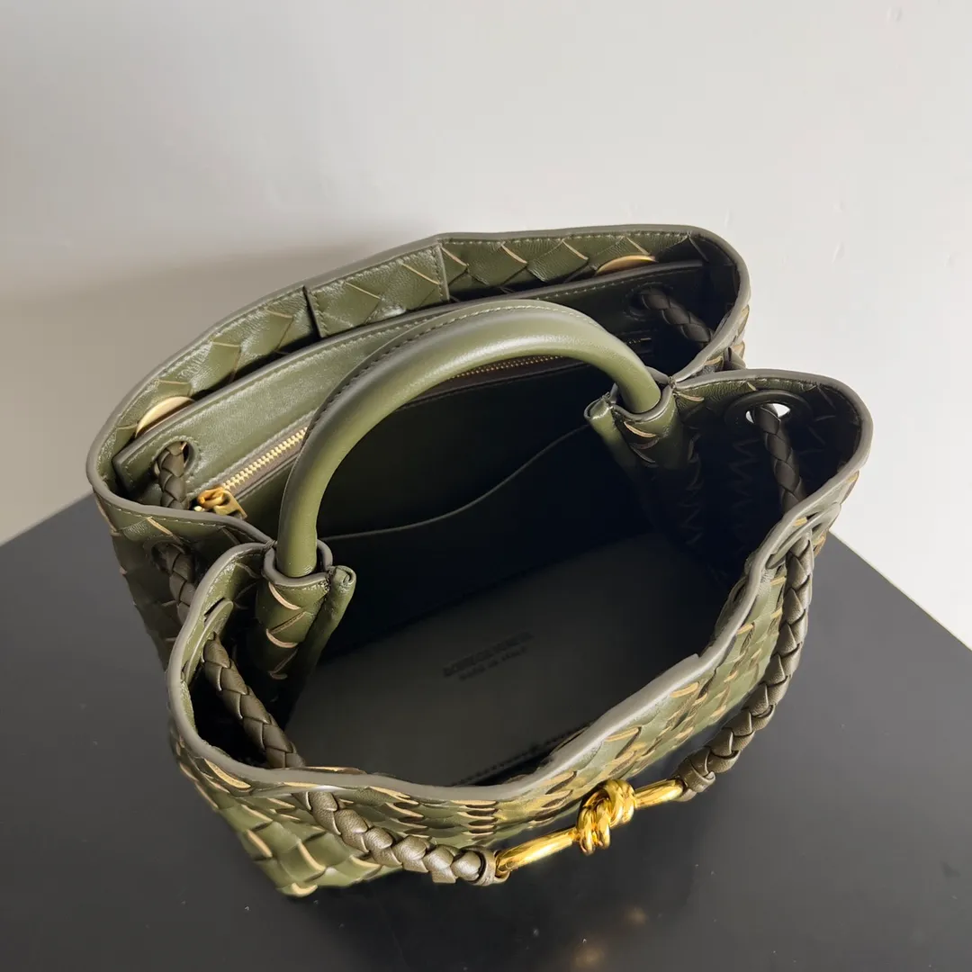 The 2023 new Andiamo batch of 1860 BV has been shipped‼ ️Really popular🔥The new Andiamo woven handbag launched by Bottega Veneta this season is really popular all over the world! ! Celebrities at home and abroad have worn it, and Oscar-winning actress Michelle Yeoh has taken it out on the street. Song Jia, Trai Yara, Yu Feihong, Sanji Ayaka, Rosie Hunting-Whiteley, Yoshioka Riho, etc. have all picked up this bag. It is classic and versatile, showing off its temperament, and the bag capacity is also large, which is very convenient for daily commuting! ! A variety of carrying methods, the shoulder straps can be adjusted by yourself, the original lambskin feels soft and delicate, and the neutral style is made to break gender boundaries and bring a more practical and longer-lasting use experience. Andiamo, which has both elegant and casual styles, perfectly interprets the true appearance of "fashionable old money style". Style number: 743568 Size: 25*22*10.5cm